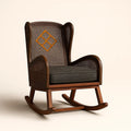 Sedia a dondolo in legno con schienale in rattan e cuscino in tessuto