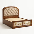 Letto Matrimoniale in Legno e Tessuto Beige con Decorazioni