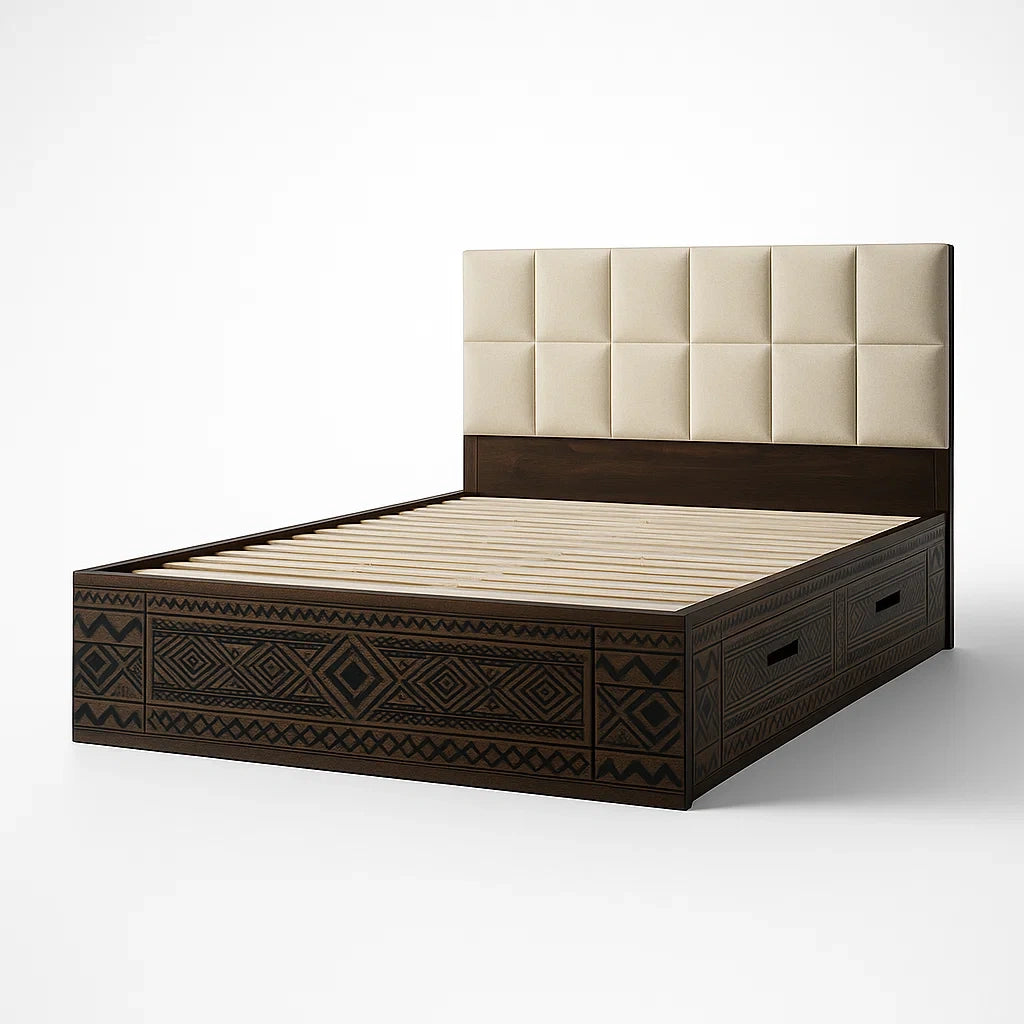 Letto matrimoniale con testiera imbottita in tessuto beige e struttura in legno intagliato